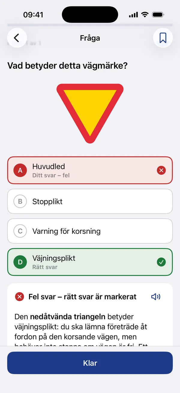 En fråga om vad ett vägmärke betyder. Det valda svaret är markerat som fel, Väjningsplikt som rätt, och förklaringen visas under.